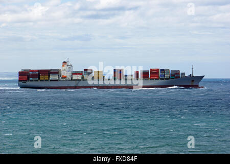 Navire en mer et vue de côté de l'océan entièrement chargé voyage bateau transportant des marchandises d'exportation et d'importation de marchandises en Melbourne, Australie. Banque D'Images