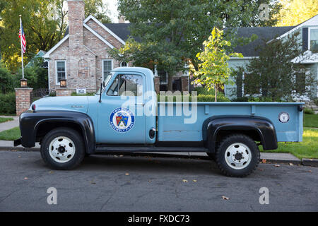 Un classique 1953 Ford F-350 pick-up avec une usine de montage Ford Twin Cities autocollant sur le côté Banque D'Images