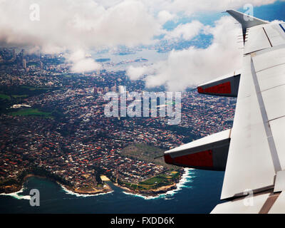 Vue aérienne de la ville de Sydney à partir d'une ligne aérienne commerciale en Australie. Opéra de Sydney peut être vu en haut à gauche. Banque D'Images