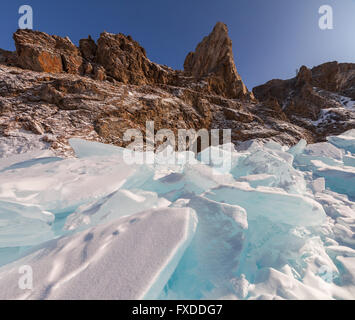 Roches sur le Lac Baikal en hiver Banque D'Images