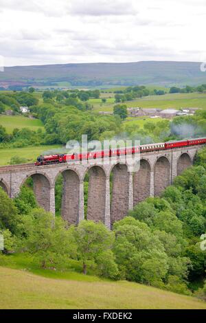 Passage à niveau train à vapeur Smardale viaduc. S'installer à Carlisle Railway Line, Eden Valley, Cumbria, Angleterre, Royaume-Uni, Europe. Banque D'Images