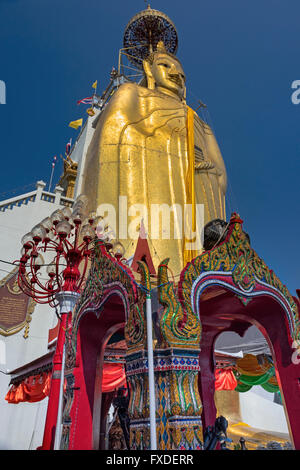 Le Comité permanent de la Thaïlande Bangkok Bouddha Wat Indraviharn Banque D'Images