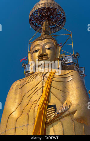 Le Comité permanent de la Thaïlande Bangkok Bouddha Wat Indraviharn Banque D'Images