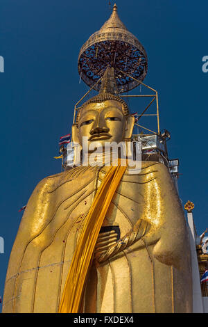 Le Comité permanent de la Thaïlande Bangkok Bouddha Wat Indraviharn Banque D'Images