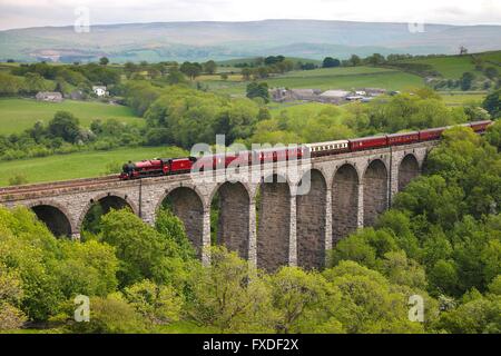 Passage à niveau train à vapeur Smardale viaduc. S'installer à Carlisle Railway Line, Eden Valley, Cumbria, Angleterre, Royaume-Uni, Europe. Banque D'Images