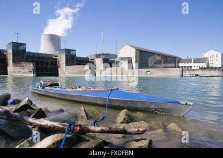 Petit bateau en face de nuclear power plant Banque D'Images