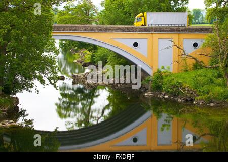 Camion traversant pont routier sur la rivière Lune. Kirkby Lonsdale, South Lakeland, Cumbria, Angleterre, Royaume-Uni, Europe. Banque D'Images