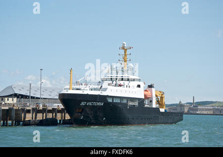 -Victoria SD en soutien au navire HMS Drake, Plymouth Banque D'Images