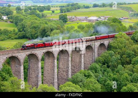 Passage à niveau train à vapeur Smardale viaduc. S'installer à Carlisle Railway Line, Eden Valley, Cumbria, Angleterre, Royaume-Uni, Europe. Banque D'Images