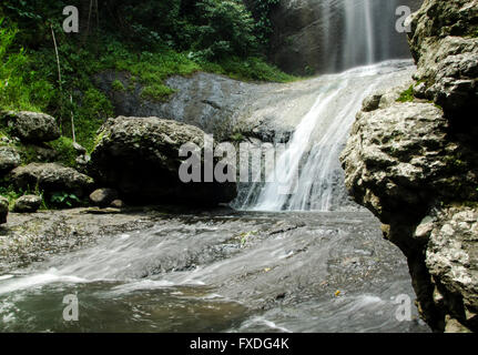 Curug (Ngelay cascade cachée dans le quartier de Kuningan - West Java) Banque D'Images
