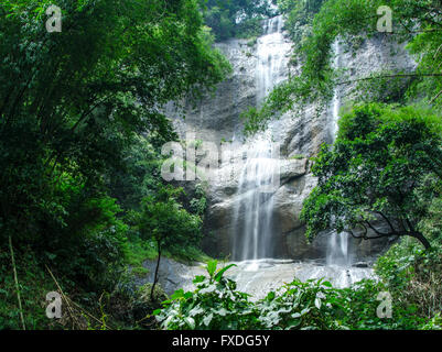 Curug (Ngelay cascade cachée dans le quartier de Kuningan - West Java) Banque D'Images
