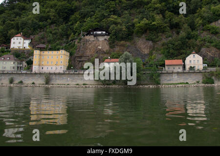 Passau - Gauche Côté du Danube - maisons sur la colline parlementaire Banque D'Images