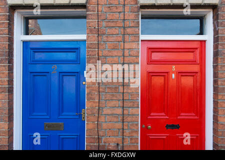 Portes en bois rouge et bleu. Gloucester, Gloucestershire, Angleterre Banque D'Images