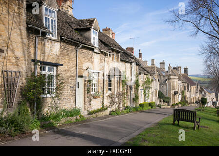 Chalets sur Cotswold Burford high street. Arles, France Banque D'Images