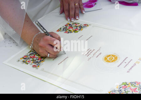 La signature après la cérémonie de mariage Banque D'Images