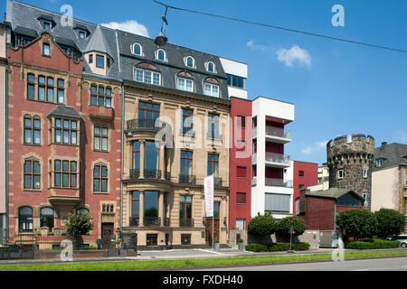 Deutschland, Nordrhein-Westfalen, Köln, Wohnhäuser suis Konrad-Adenauer-Ufer und das 'Kunibertstürmchen'. Es ist seit 1446 nachgew Banque D'Images