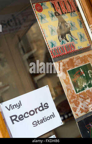 Les disques vinyles gare signe et albums dans une vitrine. Glastonbury, Somerset, Angleterre Banque D'Images