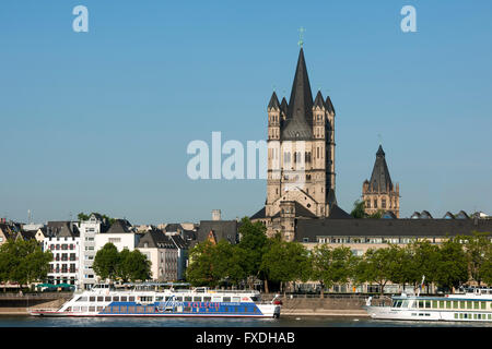 Köln Deutz, Blick auf die Altstadt von mit der Kirche Sankt Martin brut. Banque D'Images