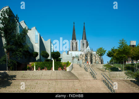 Köln, von der Treppe zum Rheinuferpromenade Heinrich-Böll-Platz, Musée Ludwig und der Kölner Dom Banque D'Images