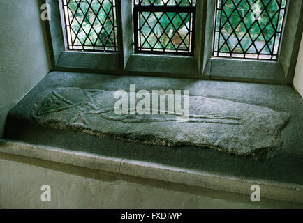 Pre-Conquest ou plus tard contre la dalle construite dans un rebord de fenêtre à l'intérieur de l'église, Pembrokeshire Nevern : Latin tressé croix faite de 2 cordons ou rubans. Banque D'Images