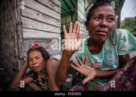 La Birmanie, Myanmar, deux vieilles femmes, heureux avec la peau tannée de dire bonjour. Banque D'Images