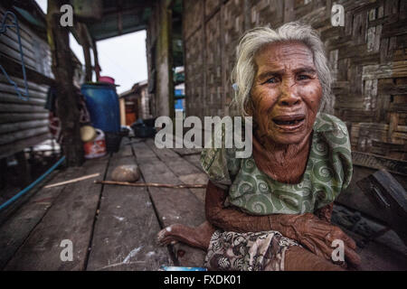 Birmanie, Myanmar, vieille femme, la peau tannée et ridée avec des cheveux blancs. Banque D'Images