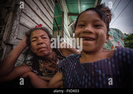 Birmanie, Myanmar, fille et grand-mère. Banque D'Images