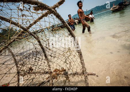 Le Myanmar, l'Asie, Lampi Marine National Park, dans l'eau avec fishmen filet de pêche et des bateaux. Banque D'Images