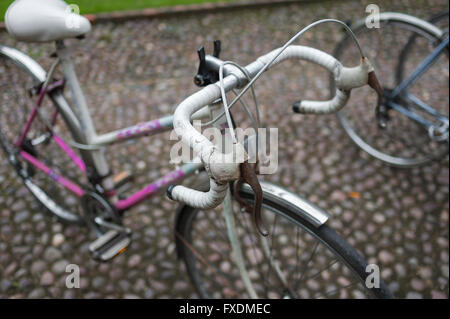 Vélo, vue sur la moto de course d'une femme garée dans une rue pavée dans le centre de Cambridge, Angleterre, Royaume-Uni Banque D'Images