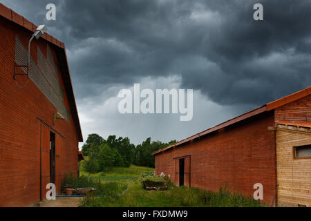 Stable et spectaculaire nuage tempête dans la campagne Banque D'Images