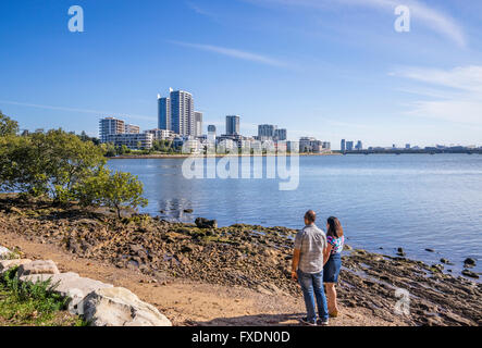 L'Australie, Nouvelle Galles du Sud, Parramatta River, vue des tours d'immeubles d'appartements à Rhodes, l'une à l'Ouest, banlieue de Sydney Banque D'Images