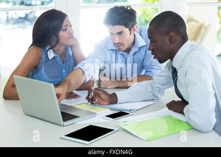 Couple et agent immobilier discuter ensemble Banque D'Images