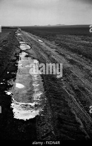 AJAXNETPHOTO. VILLLERS-Bretonneux, FRANCE. - AUSTRALIAN WW1 AUSTRLALIAN - ATTAQUE CORPS ASSEMBLÉ DES FORCES CANADIENNES DANS CES DOMAINES POUR LEUR ATTAQUE CONTRE LES FORCES allemandes de 1918 INTÉGRÉ DANS LE VILLAGE. Le mémorial national australien EST TOUT JUSTE VISIBLE À L'HORIZON AU CIMETIÈRE MILITAIRE DE Villers-bretonneux. PHOTO:JONATHAN EASTLAND/AJAX REF : CT2588W 2009 Banque D'Images