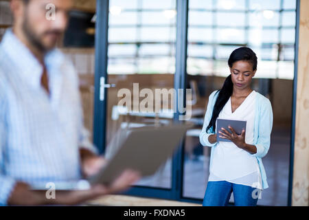 Young woman using digital tablet Banque D'Images