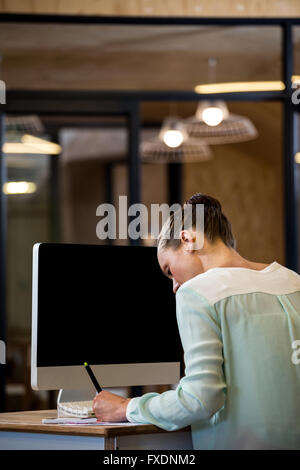 Woman working in office Banque D'Images