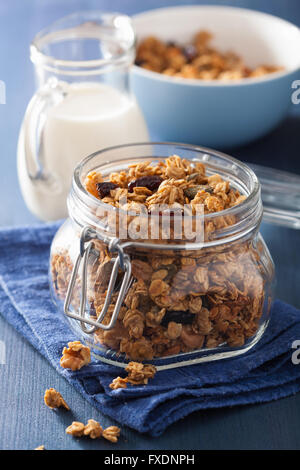 Granola maison à sain bol en verre et le lait Banque D'Images