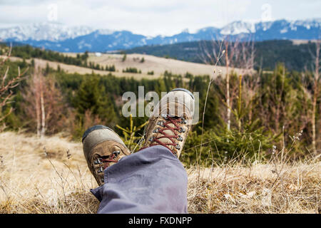 Chaussures de randonnée en plein air, sur fond de montagne Banque D'Images