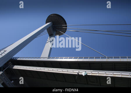 Pont d'OVNIS - vue de Bratislava Banque D'Images