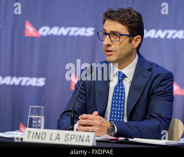 Qantas Directeur financier à la Tino La Spina résultat financier record annonce, le meilleur de ses 95 ans d'histoire. Qantas a signalé un bénéfice sous-jacent avant impôts de 921 millions de dollars pour les six mois terminés le 31 décembre 2015. Sydney, Australie. 23 Février, 2016. © Hugh Peterswald/Alamy Live News Banque D'Images