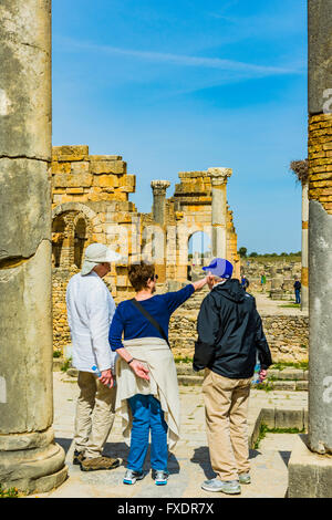 Le temple capitolin. Dans l'arrière-plan la basilique. Volubilis, vestiges de la ville romaine près de Meknès. Banque D'Images