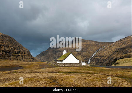 Petite église avec toit en herbe paysage de montagne, Saksun, Streymoy, îles Féroé, Føroyar, Danemark Banque D'Images