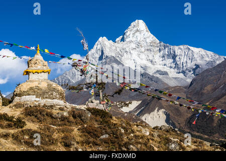 Drapeaux de prière et de stupa bouddhiste, l'Ama Dablam (6856m) derrière, Pangboche, Solo Khumbu, Népal Banque D'Images