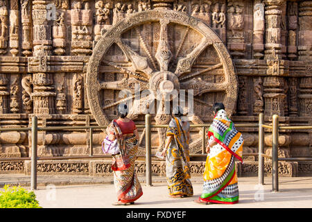 Les touristes domestiques au Temple du Soleil de Konark, Konark, Odisha, Inde Banque D'Images