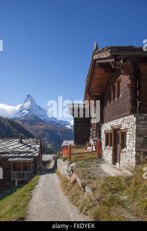 Maisons bois Valais dans le village de montagne de Findeln avec Matterhorn, Zermatt, Valais, Suisse Banque D'Images