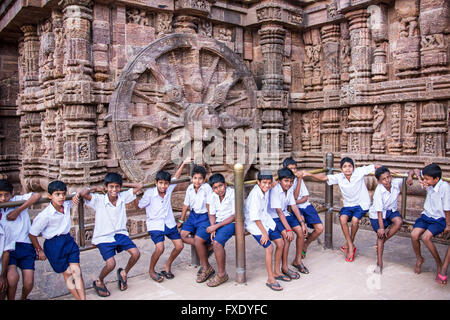 Des écoliers à Konark Temple du Soleil, Konark, Odisha, Inde Banque D'Images