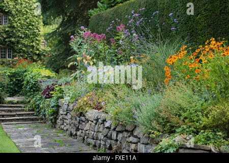 Belle, privé, traditionnelle, paysagée, country garden, West Yorkshire, Angleterre - fleurs colorées sur la frontière herbacées en été. Banque D'Images