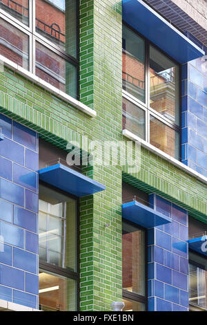 La maçonnerie, la brique vernissée colorée et fenêtre révèle. 36 Carnaby Street Carnaby  + Court, London, Royaume-Uni. Architecte : Rolfe Banque D'Images