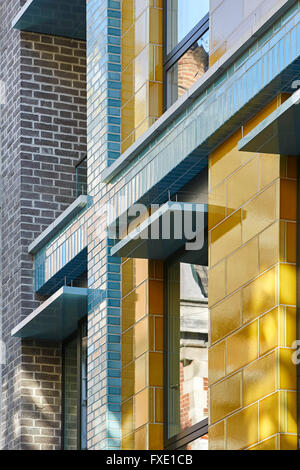 La maçonnerie, la brique vernissée colorée et fenêtre révèle. 36 Carnaby Street Carnaby  + Court, London, Royaume-Uni. Architecte : Rolfe Banque D'Images