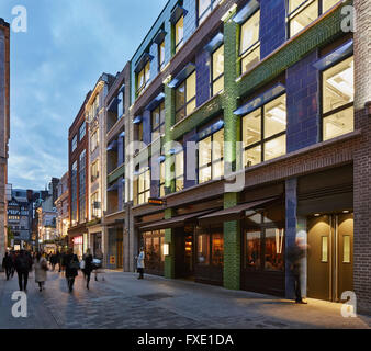 Crépuscule élévation le long des façades de la rue. 36 Carnaby Street Carnaby  + Court, London, Royaume-Uni. Architecte : Rolfe Judd Ltd, 2015. Banque D'Images