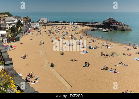 Le soleil sur une plage de sable, à Broadstairs, Kent, UK Banque D'Images